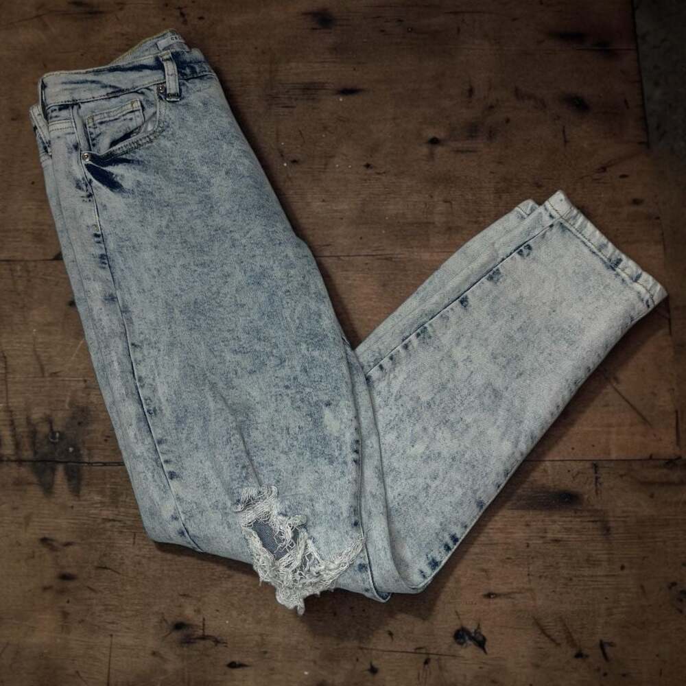 Celebrity Pink The Iconic Acid Wash Distressed Straight Jeans Size 7/28